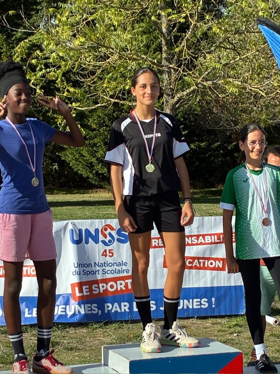 ROMANE: Championne de district CROSS